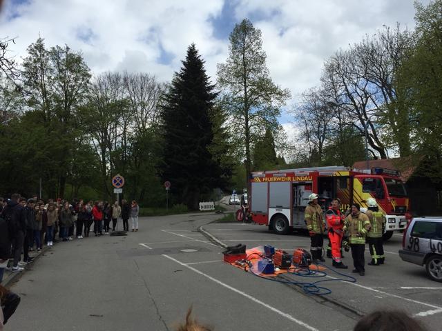 Spektakuläre Rettungsdemonstration von Feuerwehr, Polizei und Rettungswesen bei der Aktion Disco Fieber