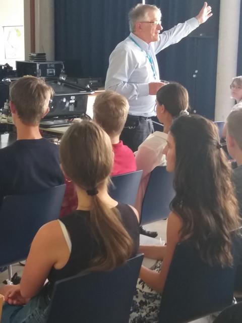 Abb. Prof. Dr. von Klitzing bei der Nobelpreisträger Veranstaltung für Schüler