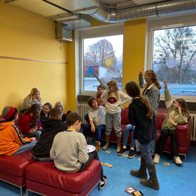 spannende Spielrunde mit den Tutoren in der OGS